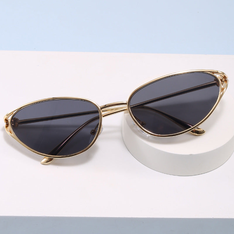 Trendige Cat-Eye Sonnenbrille mit Metallic Rahmen Karnz