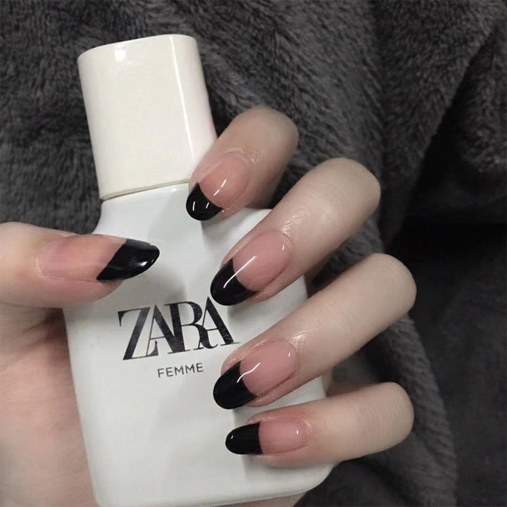 Kunstvolle Nagelkunst mit elegantem French-Tip Design Karnz
