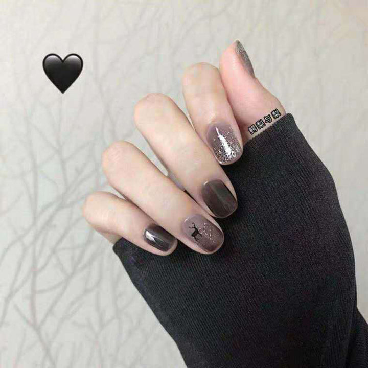 Kunstvolle Nagelverlängerungen mit elegantem Blattmuster Karnz