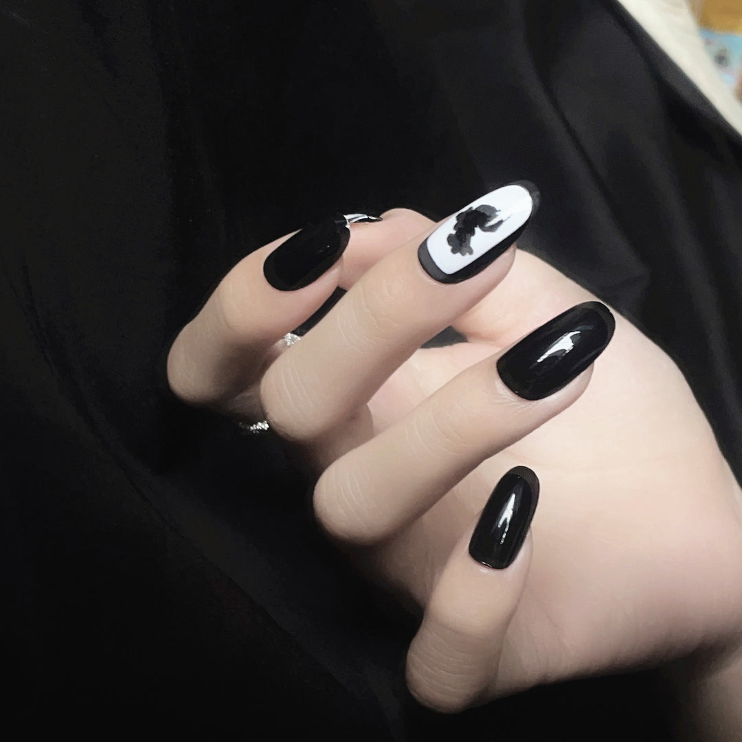 Künstlerisches Press-On Nagelset mit floralen und abstrakten Designs