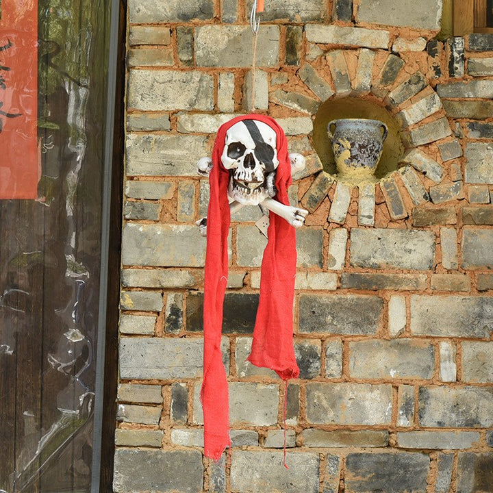 Gruselige hängende Piratenschädel-Dekoration Karnz