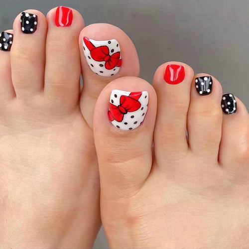 Kunstvolle Fußnagelgestaltung mit eleganten Schleifenmotiven Karnz