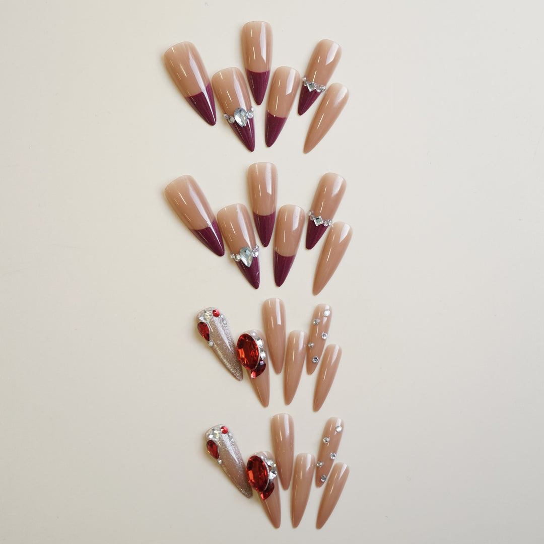 Dekoratives Stiletto Press-On Nagelset mit Strassakzenten