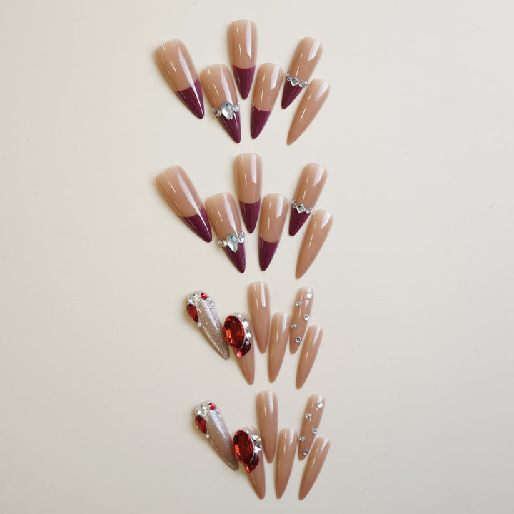 Dekoratives Stiletto Press-On Nagelset mit Strassakzenten