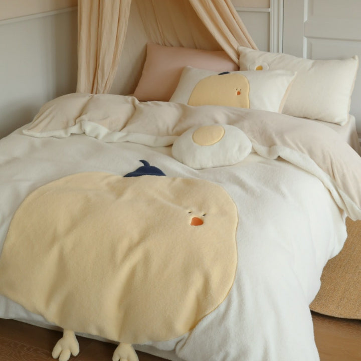 Kuscheldecke mit 3D-Küken-Applikation und niedlichen Plüsch-Füßchen