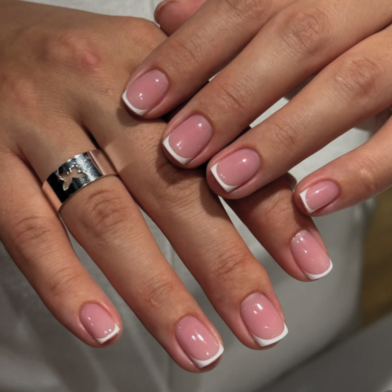 Klassische French-Tip Nagelkunst Karnz