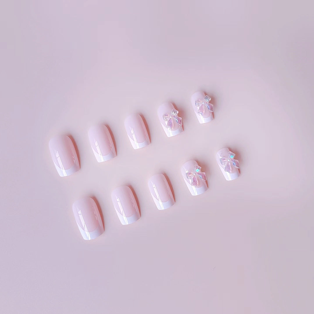 Kunstnagelset mit eleganter französischer Spitze und 3D-Details Karnz
