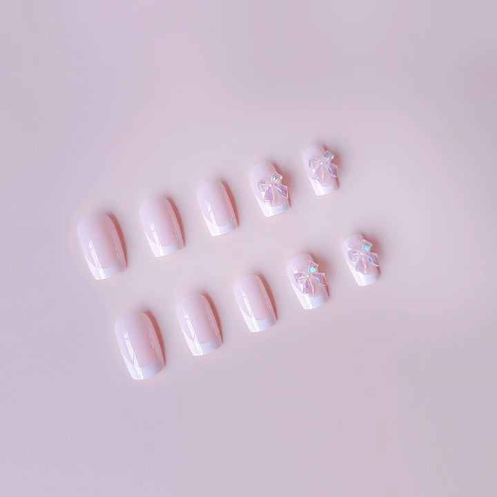Kunstnagelset mit eleganter französischer Spitze und 3D-Details Karnz