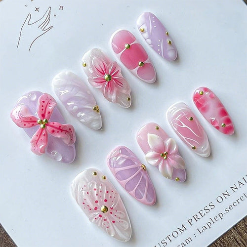 Kunstnagelset mit floralen und perlverzierten Elementen Karnz