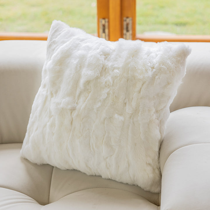 Kuschelkissen mit luxuriösem Fellbezug