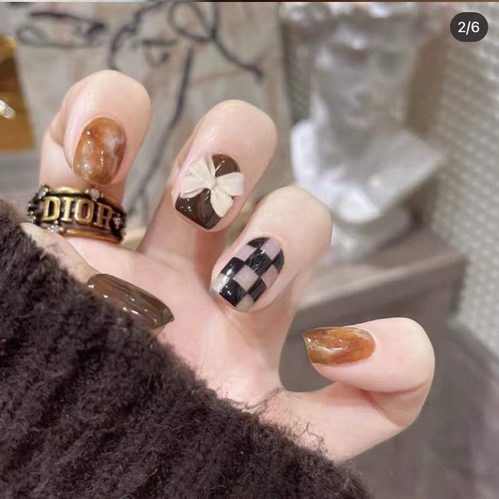 Künstlerisches Press-On-Nagelset mit einzigartigem Design