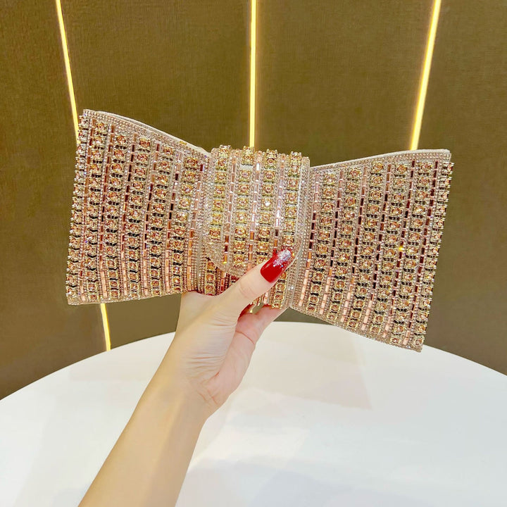 Glamouröse, mit Rhinestones besetzte Abend-Clutch