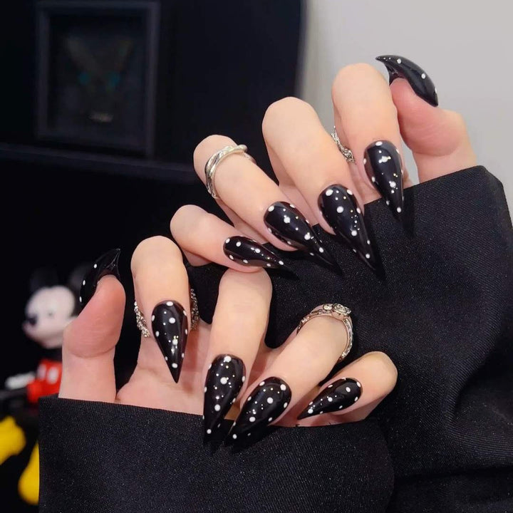 Spiked Stiletto Press-On Nail Set mit Schmuckakzenten
