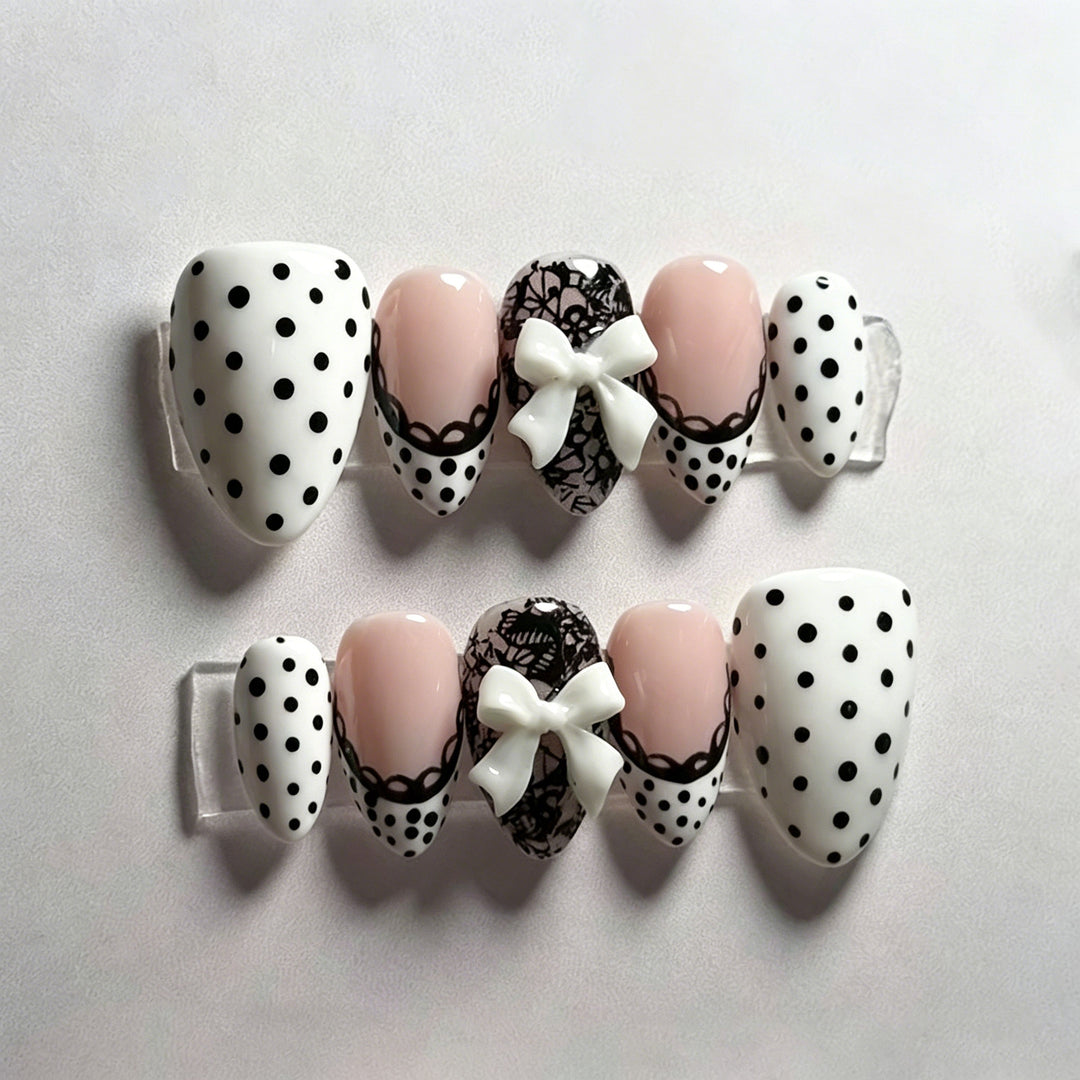 Dekoratives Punktmuster und Spitzen Press-On Nagelkunst Set