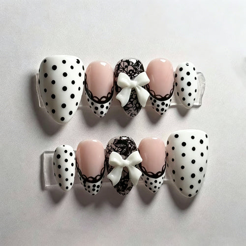 Dekoratives Punktmuster und Spitzen Press-On Nagelkunst Set