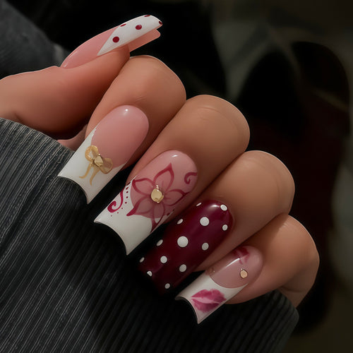 Dekoratives Press-On Nagelkunst-Set mit floralen Akzenten Karnz