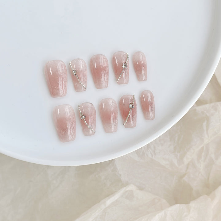 Elegantes dekoratives Press-On-Nagelset mit Strassakzenten