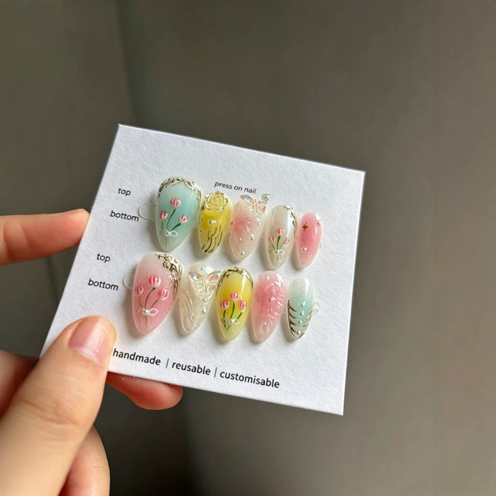 Künstlerisches Floral Press-On Nageldesign