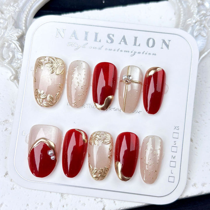 Kunstnägel mit elegantem Goldakzent Karnz