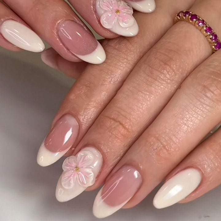 Kunstnägel mit Blumenakzenten und French-Tip Karnz