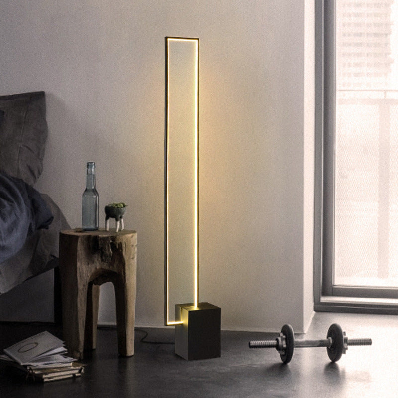 Minimalistische LED Stehlampe mit geometrischem Sockel