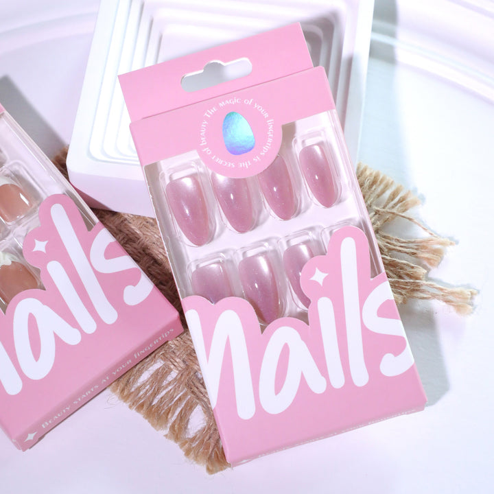 Künstliche Nagelkunst mit Glitzerverzierungen Karnz