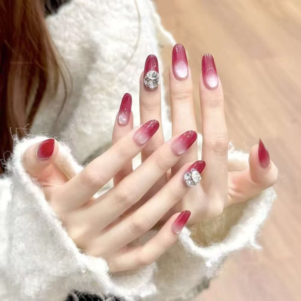 Kunstnägel mit Elegantem Ombre-Effekt und Strassverzierung Karnz