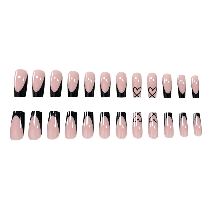 Elegantes herzgemustertes Acryl-Nageldesign Karnz