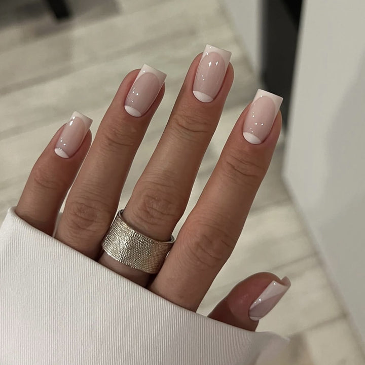 Elegante Nagelkunst mit durchscheinendem French-Tip Karnz
