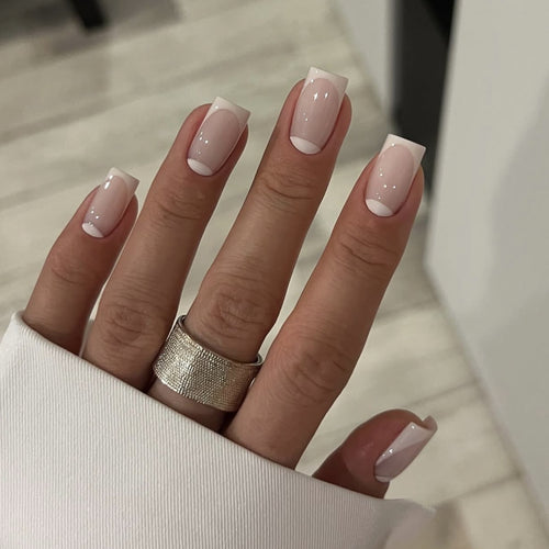 Elegante Nagelkunst mit durchscheinendem French-Tip Karnz