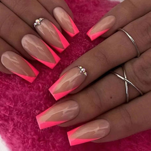 Kunstvolle Nagelverlängerungen mit Neon-Spitzen und Strassverzierung Karnz