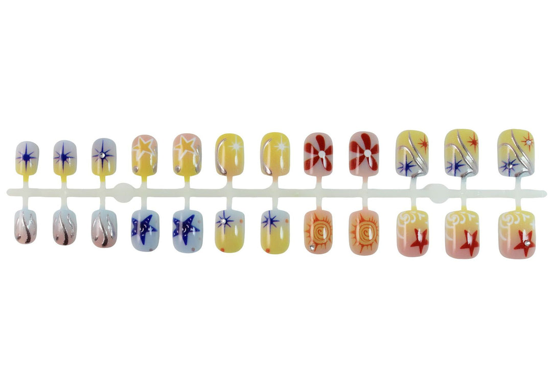 Kunstnagelset mit kreativen floralem und geometrischem Design Karnz