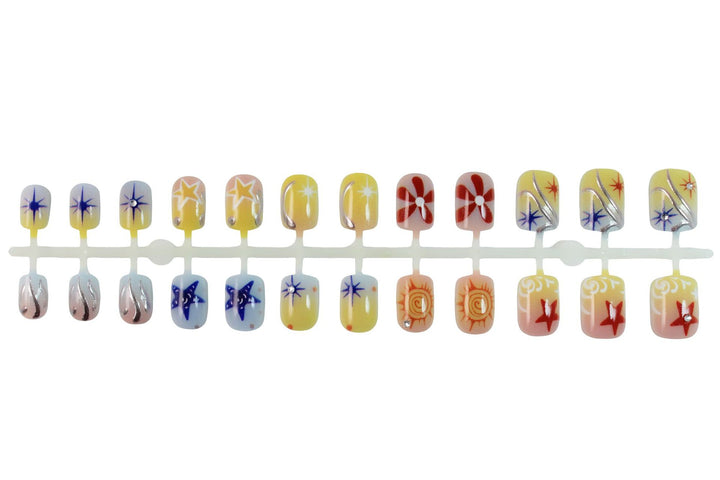 Kunstnagelset mit kreativen floralem und geometrischem Design Karnz