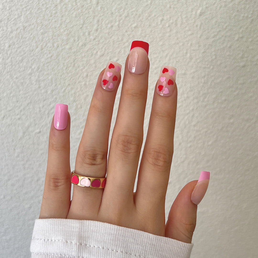 Kunstvolle Nagelkunst mit Herzmotiven Karnz