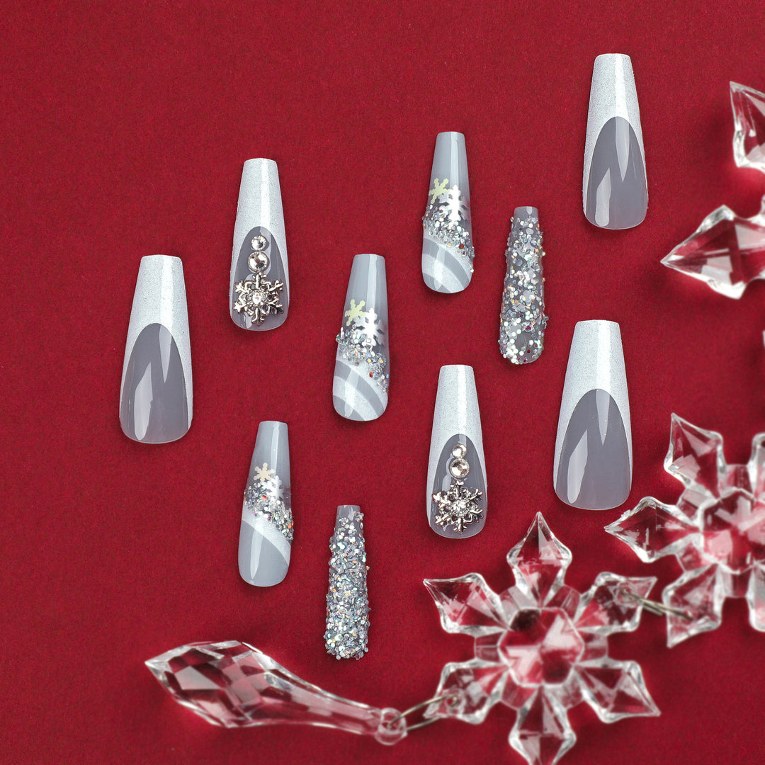 Elegante Kunstnägel mit Glitzer- und Schnee-Design Karnz