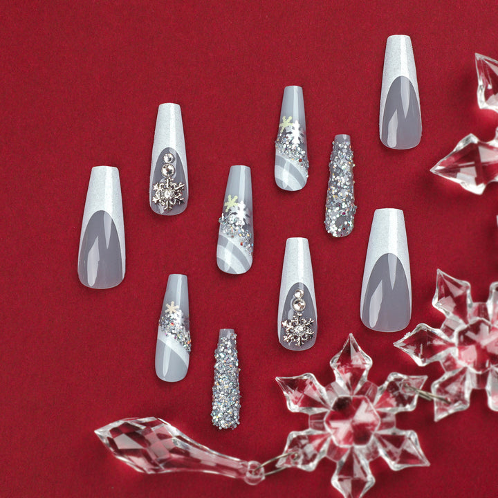 Elegante Kunstnägel mit Glitzer- und Schnee-Design Karnz