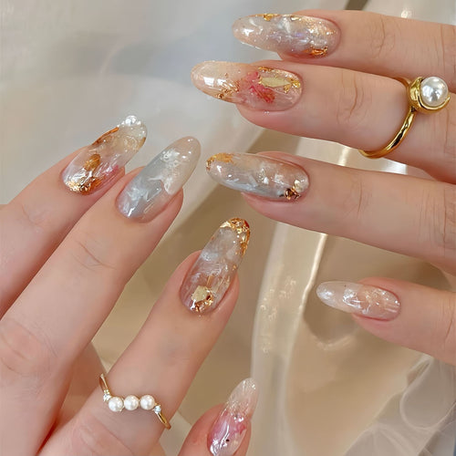 Kunstnägel mit Glamouriösen Metallic-Details und Funkelndem Design Karnz