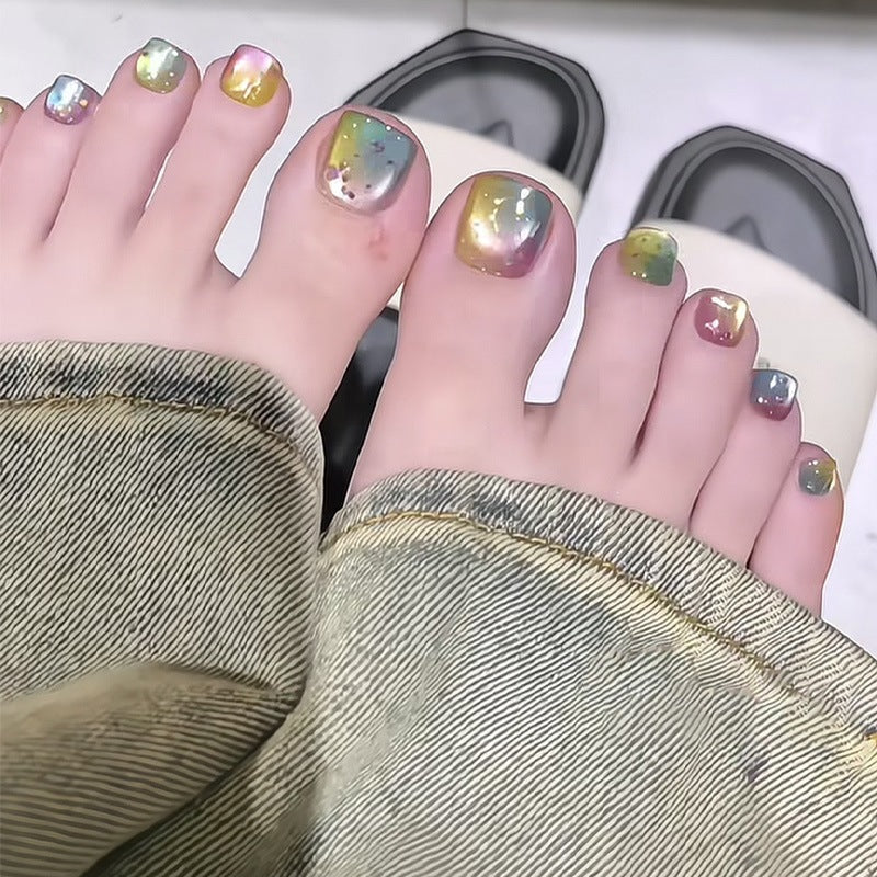 Kunstnagelset mit schimmerndem Farbverlauf und eleganten Designs Karnz