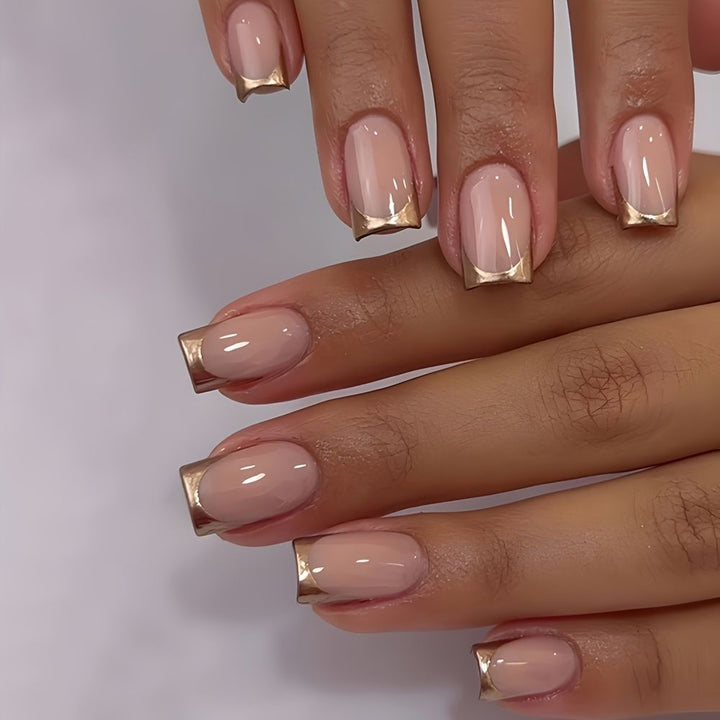 Elegante goldverzierte acryl-nagelerweiterungen Karnz