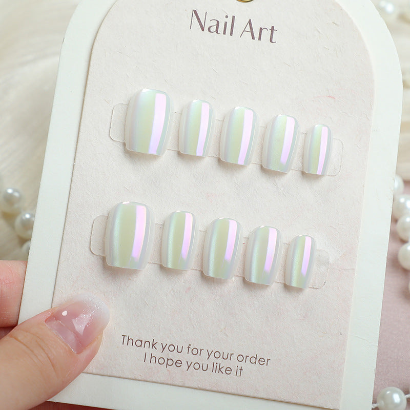 Stylisches Press-On Nagelkunstset mit schimmerndem Finish