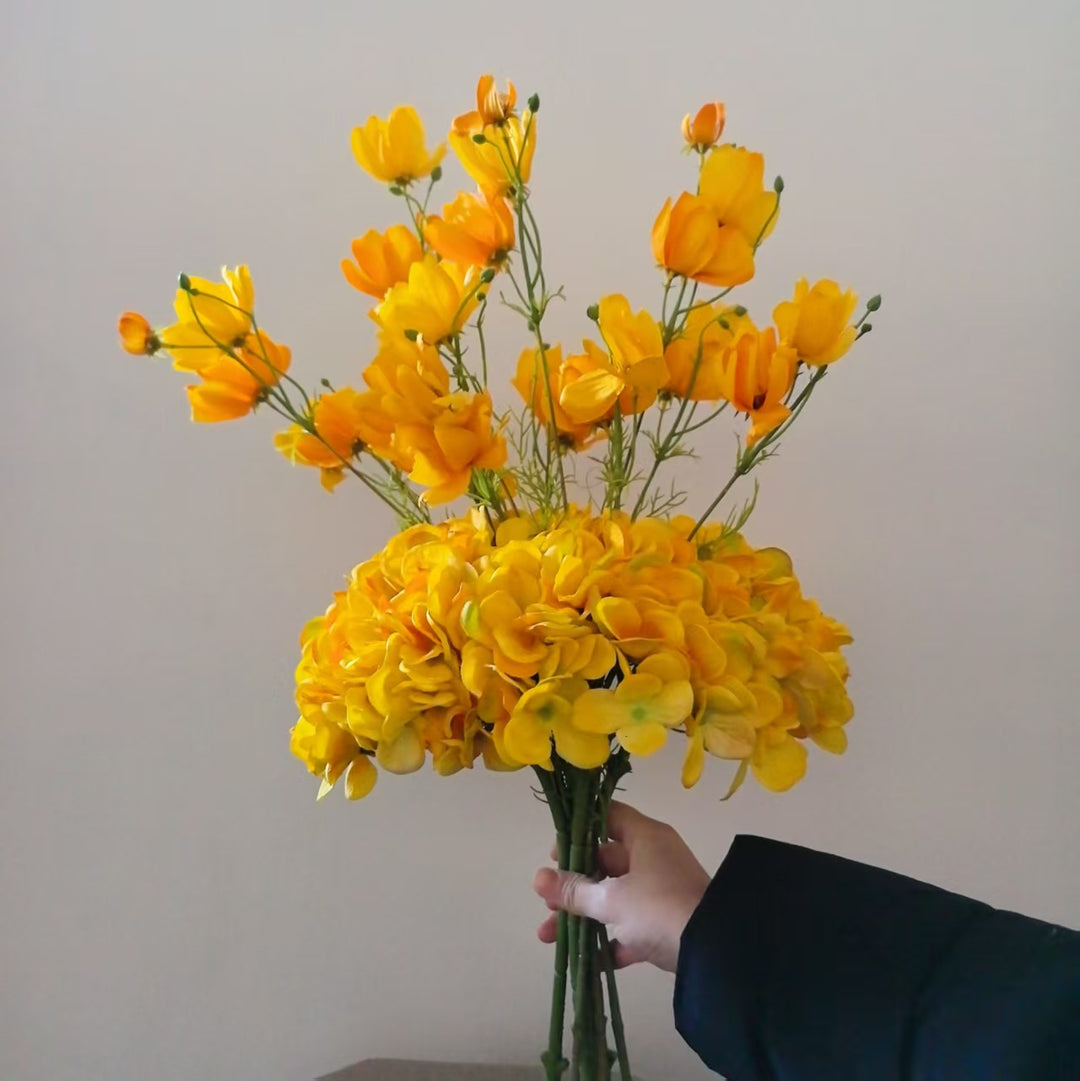 Lifelike Blumenarrangement