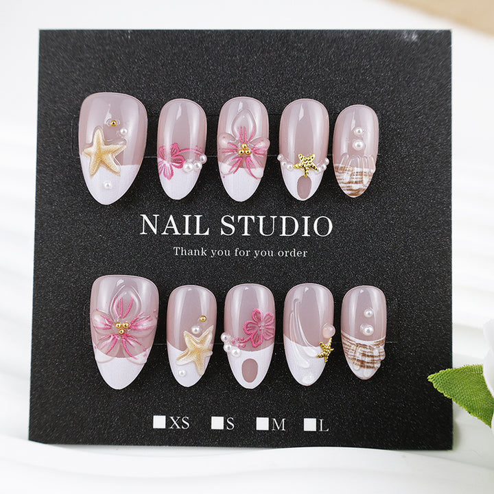 Kunstnagelset mit maritimen Details und floralen Akzenten Karnz