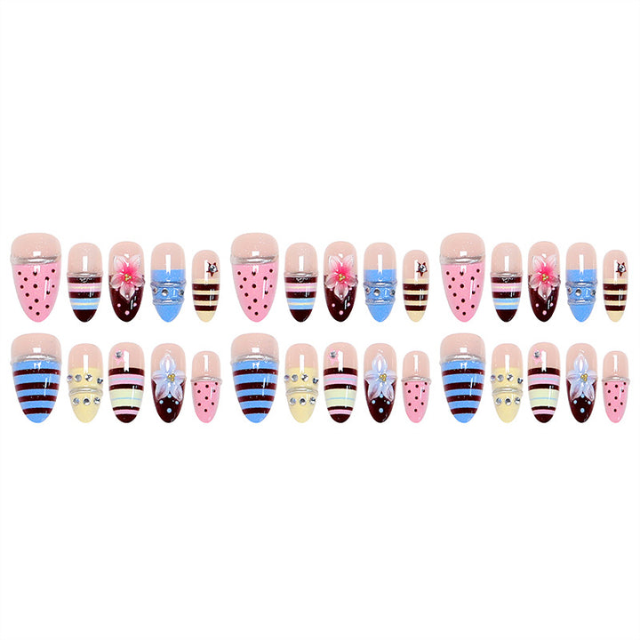 Kunstnagelset mit floralen und geometrischen Designs Karnz