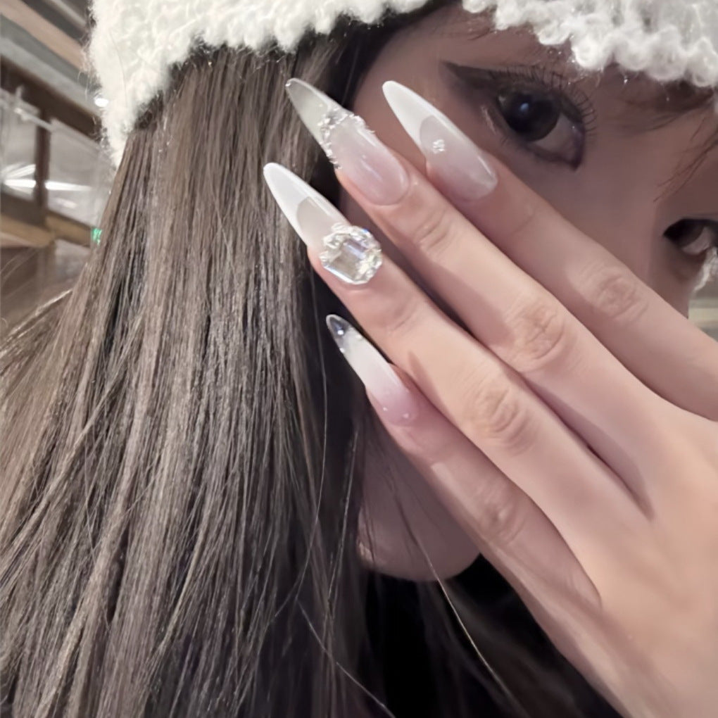 Premium French Tip Nagelverlängerungen mit Kristallakzenten