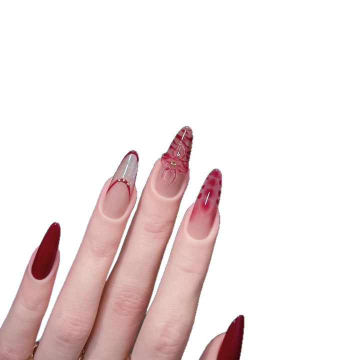 Kunstnägel mit Floralen und Glamour-Details Karnz