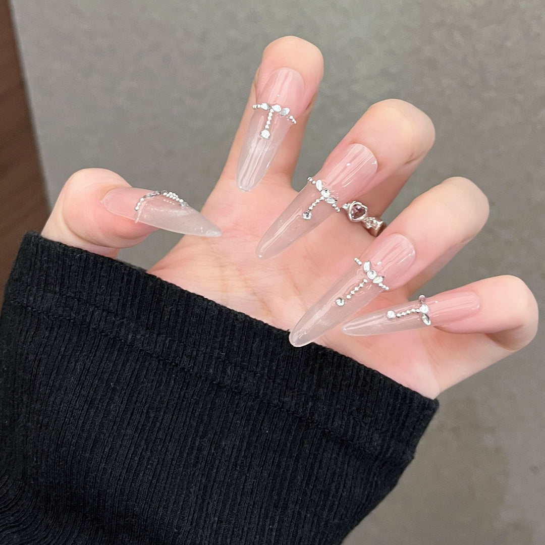Künstlerische Stiletto Press-On Nagelkunst mit schimmernden Akzenten Karnz