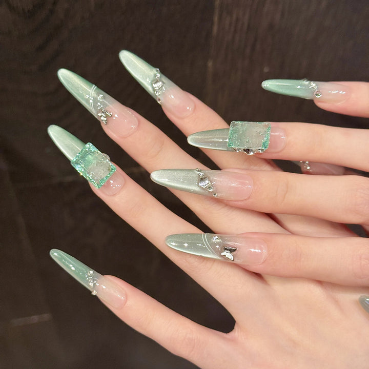 Elegantes Press-On-Nagelkunst-Set mit Stein- und Schmetterlingsakzenten