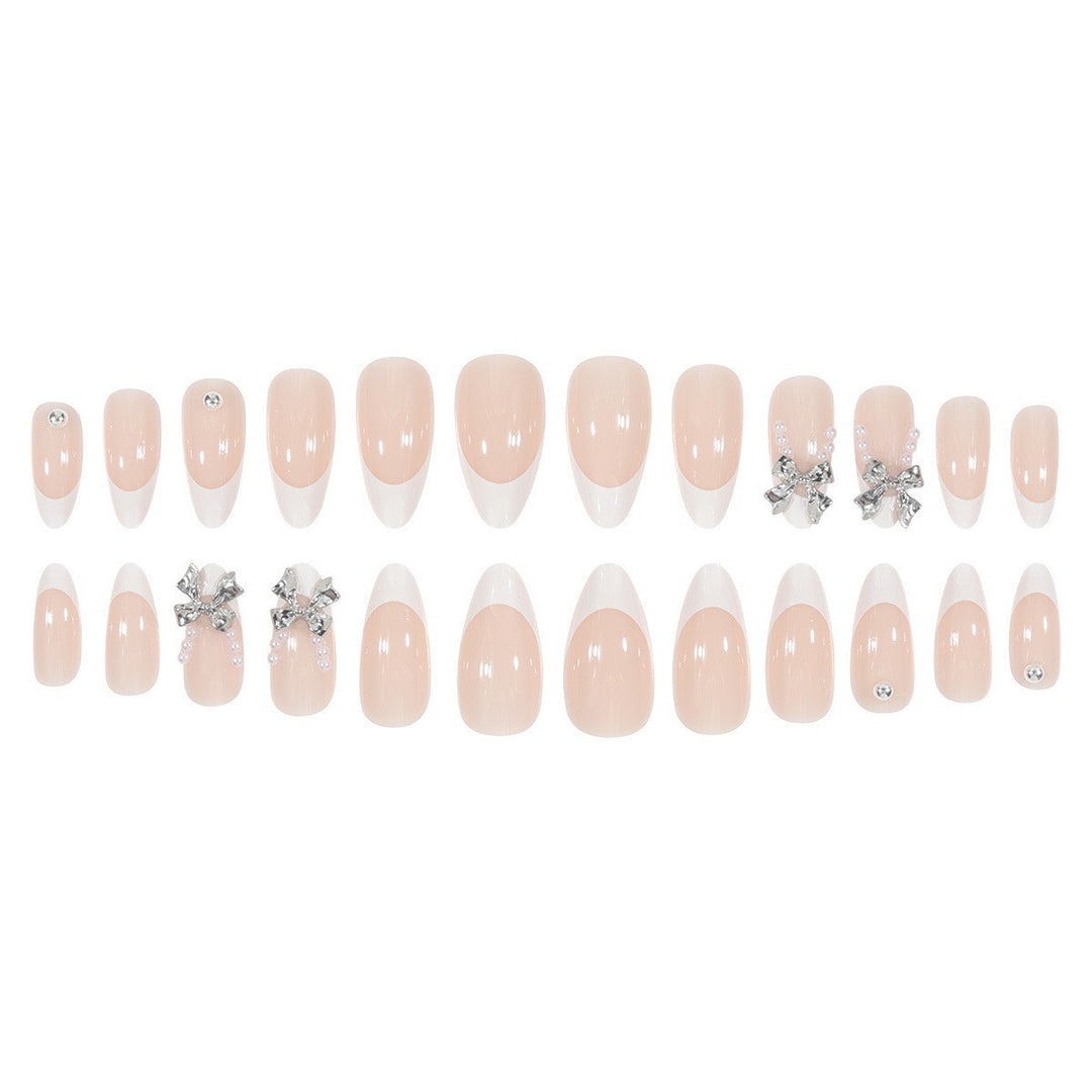 Glamouröse Kunstnagelspitzen mit eleganten Verzierungen Karnz