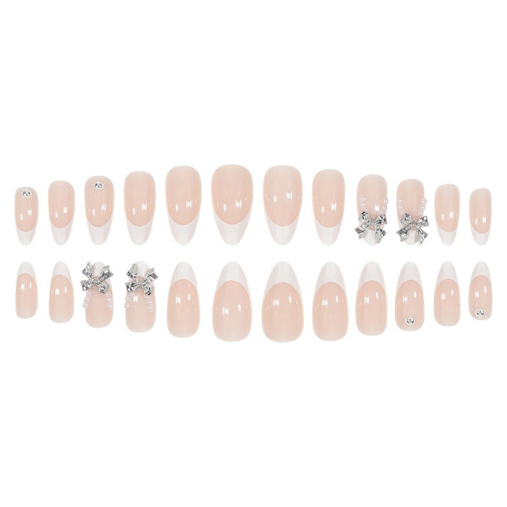 Glamouröse Kunstnagelspitzen mit eleganten Verzierungen Karnz
