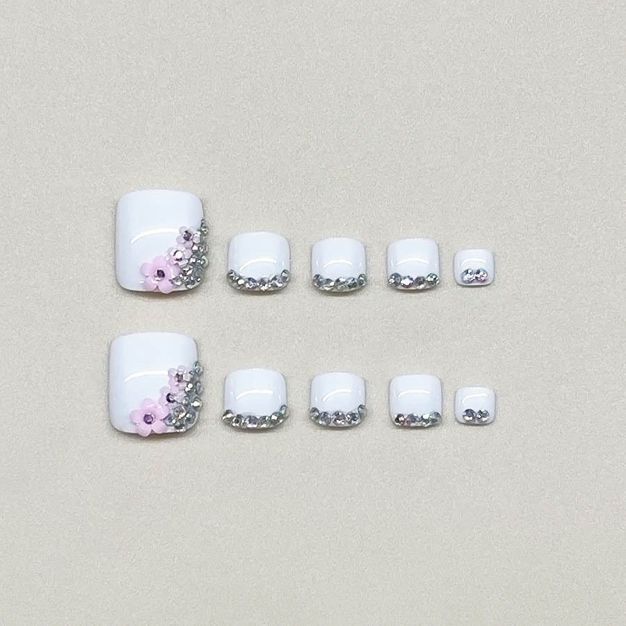 Fußnagelkunstset mit eleganten Glitzerverzierungen und floralen Akzenten Karnz